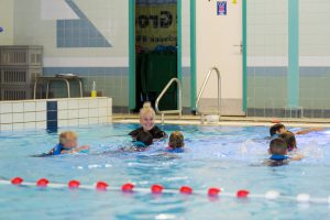 Reguliere zwemles bij Sportbedrijf Kaag en Braassem in zwembad De Tweesprong Reguliere zwemles bij Sportbedrijf Kaag en Braassem in zwembad De Tweesprong